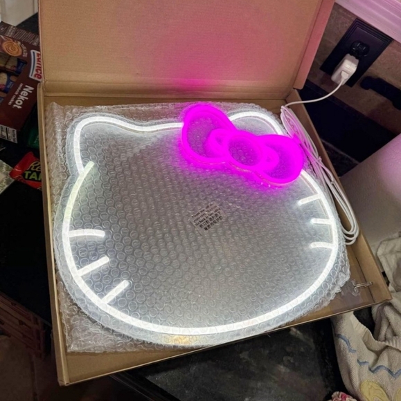 New Hello Kitty Led lighted mirror 15" - Picture 3 of 7